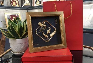 Tranh Song ngư cát hạnh dát vàng mang ý nghĩa may mắn