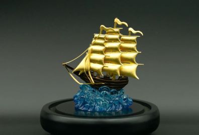 Mô hình thuyền buồm mạ vàng với thiết kế tinh xảo, đẹp mắt