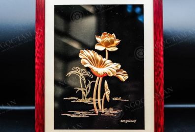 Tranh hoa sen mạ vàng nền đen