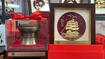 qua tang trong dong va tranh thuyen buom cho co quan