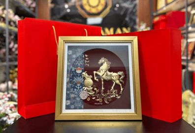 Tranh nhất mã dát vàng 24k