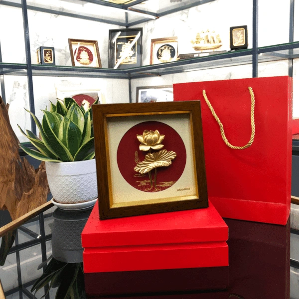 Tranh hoa sen phú quý dát vàng (20×20 cm) đi kèm hộp quà đỏ