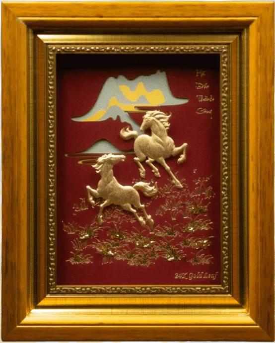 Tranh Song mã thành công dát vàng 20x25cm (nền đỏ)