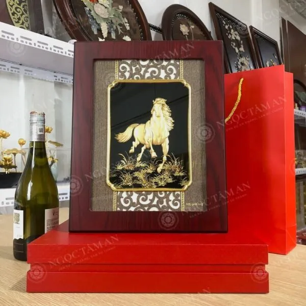 Tranh Mã đáo thành công dát vàng – TV MADAOTHANHCONG