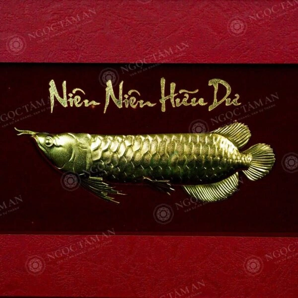 Chi tiết hình ảnh cá rồng và dòng chữ "Niên niên hữu dư"