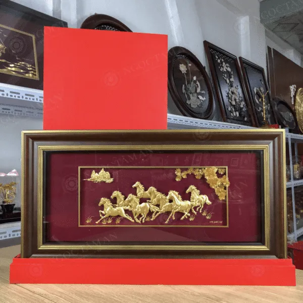 Quà tặng tranh bát mã truy phong dát vàng 24K (42x81cm nền đỏ)