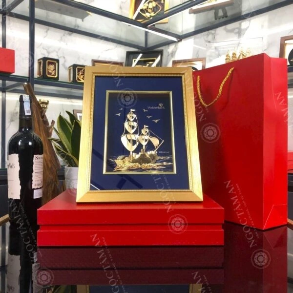 Ý nghĩa đặc biệt của tranh thuyền buồm dát vàng (Vietcombank)