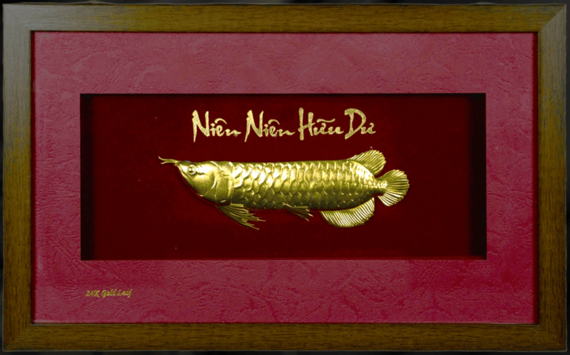 Tổng thể bức tranh cá rồng dát vàng Niên niên hữu dư