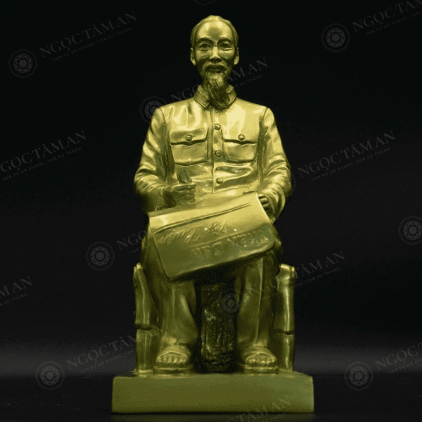 Tượng đồng Bác Hồ đọc báo - Ngọc Tâm An