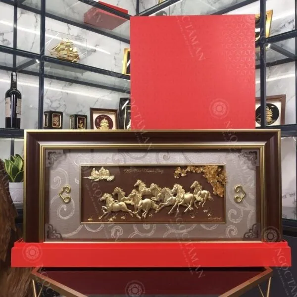 Quà tặng tranh bát mã truy phong dát vàng 24K (42x81cm nền nâu) 