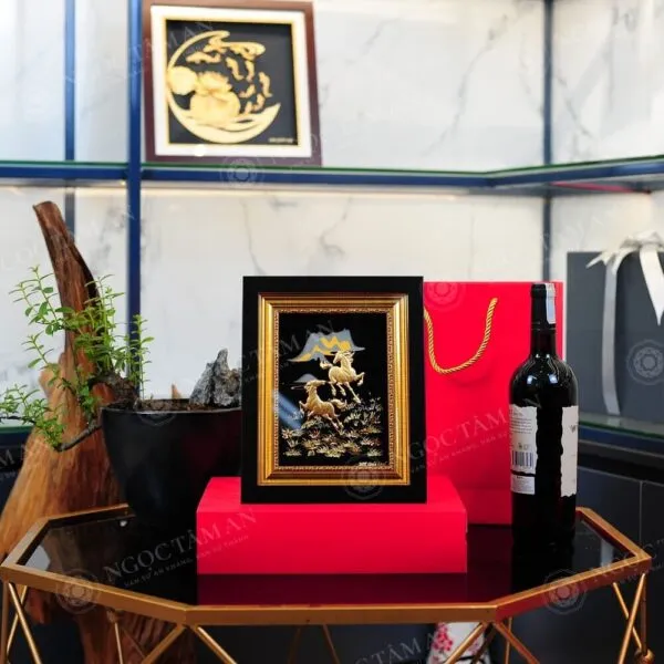 Tranh Song mã thành công dát vàng 20x25cm (nền đen) trưng bày trên bàn
