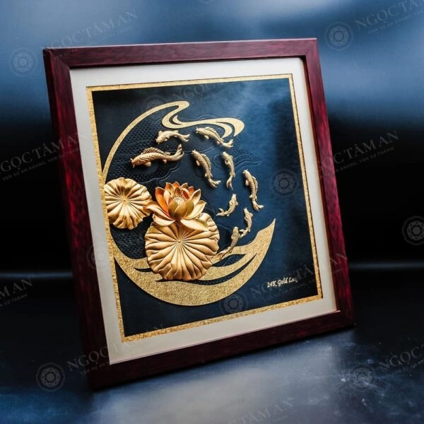 Góc nghiêng tranh cửu ngư quần hội dát vàng 24k