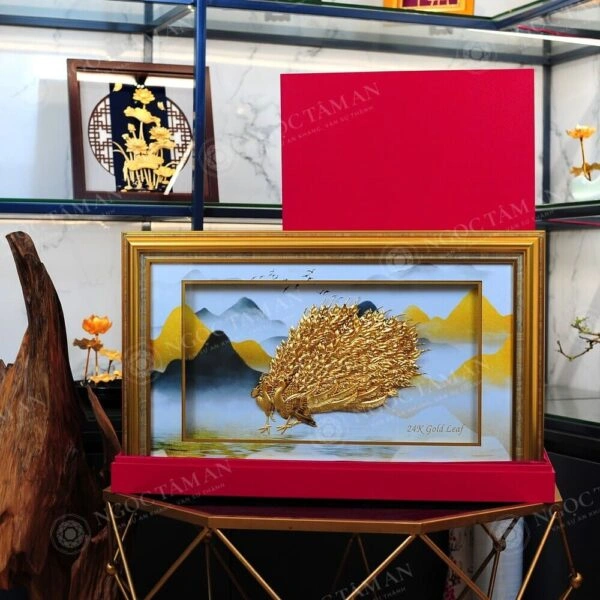 Tranh đôi chim công dát vàng 24K cùng với hộp quà đỏ 
