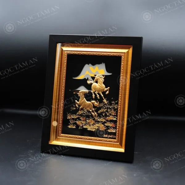 Tranh Song mã thành công dát vàng 20x25cm (nền đen)