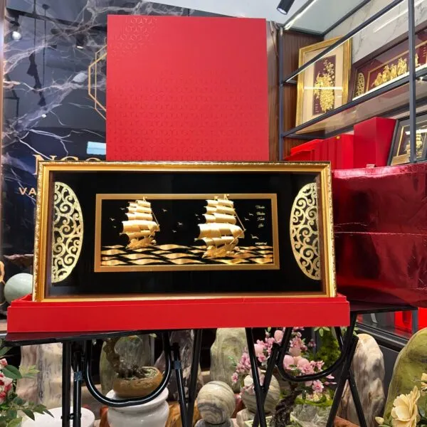 Quà tặng Tranh thuyền Thuận Buồm Xuôi Gió dát vàng 24K (nền đen 42x81cm)