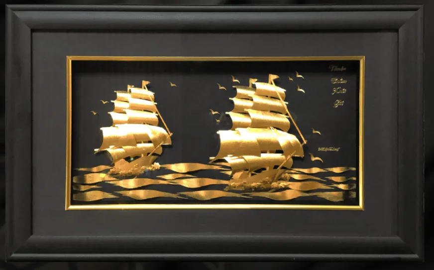 Tranh thuyền Thuận Buồm Xuôi Gió dát vàng 24K (nền đen 36×58 cm)