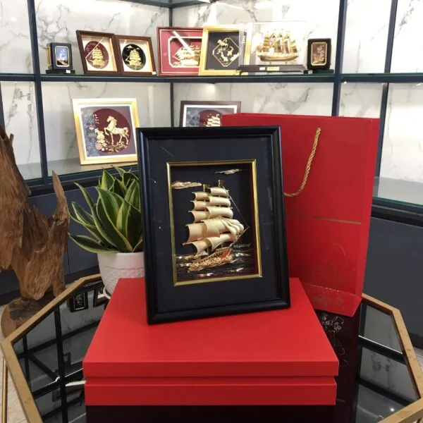 Quà tặng tranh thuận buồm xuôi gió dát vàng 24K nền đen