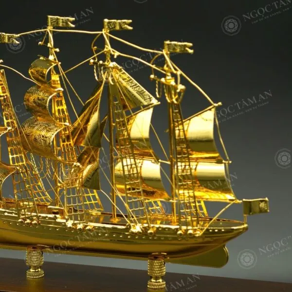 Góc nhìn phía sau: hệ thống dây chằng tạo hình tam giác, buồm nhiều tầng, cờ hiệu đỉnh cột