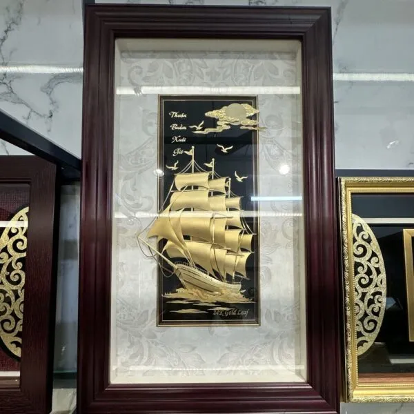 Tranh Thuyền buồm ra khơi dát vàng (khung gỗ đỏ)