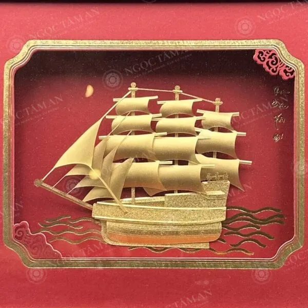 Cận cảnh thuyền buồm dát vàng 24K trên nền nhung đỏ, viền hoa văn cổ điển