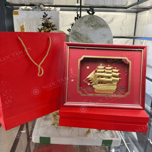 Tranh thuyền buồm thuận buồm xuôi gió dát vàng 24K (nền đỏ)