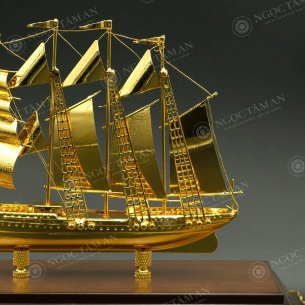 Cận cảnh phía sau: ba cột buồm với buồm vuông cân đối, chân đế trụ tròn tiện xảo