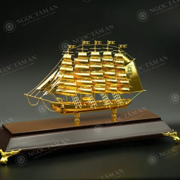 Toàn cảnh TB-06: buồm phủ kín cả ba cột, cờ hiệu bay trên đỉnh, thân thuyền bóng loáng