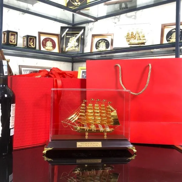 Quà tặng mô hình thuyền buồm mạ vàng 24K cỡ trung – TB-06