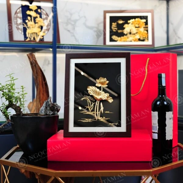 Tranh hoa sen dát vàng (nền đen) đi kèm hộp quà của Ngọc Tâm An 