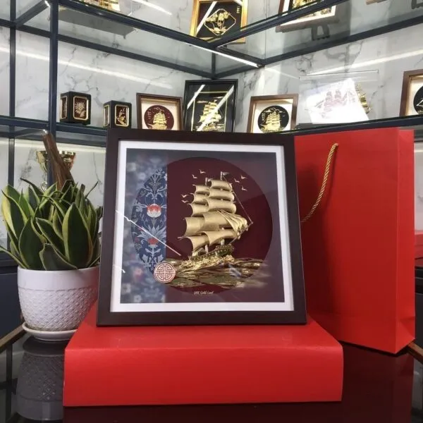 Quà tặng tranh thuyền buồm thuận buồm xuôi gió dát vàng