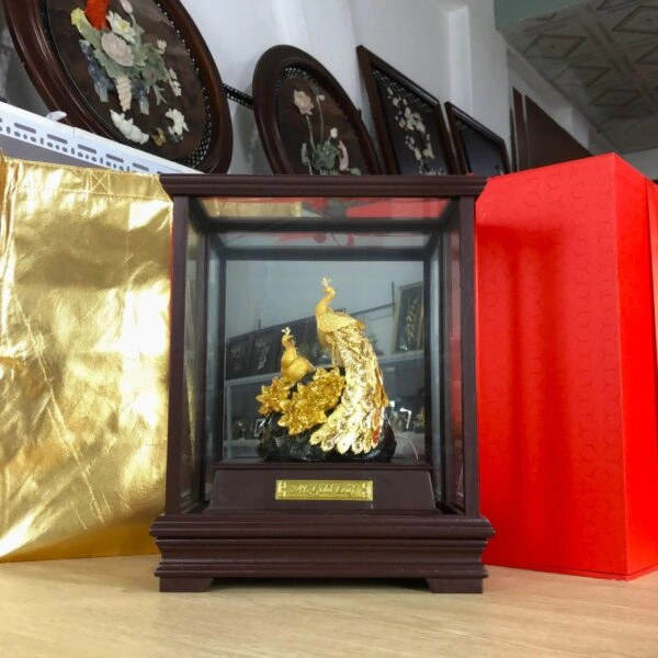 Tượng đôi chim công dát vàng "Phú quý cát tường" Tượng đôi chim công dát vàng đóng gói hộp gỗ sang trọng