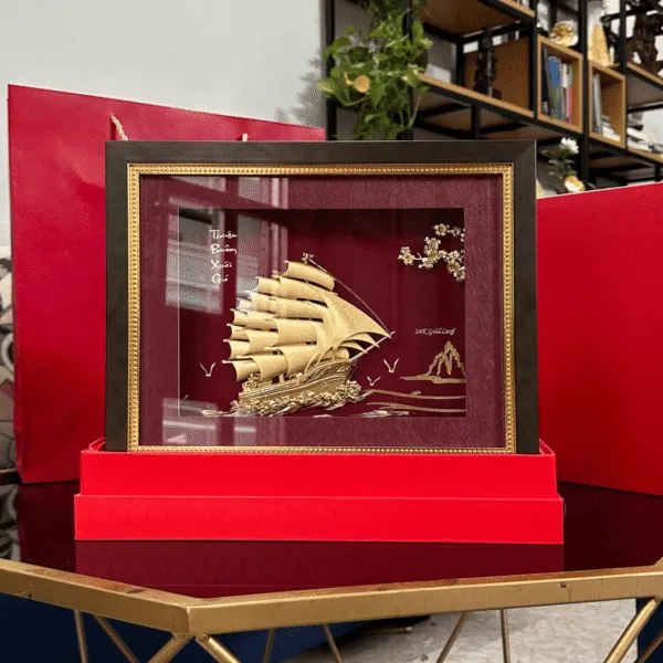 Tranh thuyền buồm thuận buồm xuôi gió dát vàng 24K (nền đỏ) 25x32cm Quà tặng tranh thuyền buồm TV-TRANHTHUYENBUOM2532DO