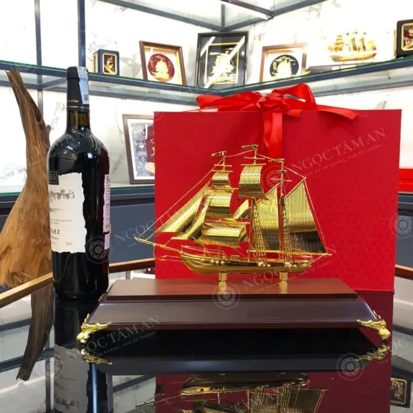 Quà tặng mô hình thuyền buồm mạ vàng 24K cỡ trung – TB-12