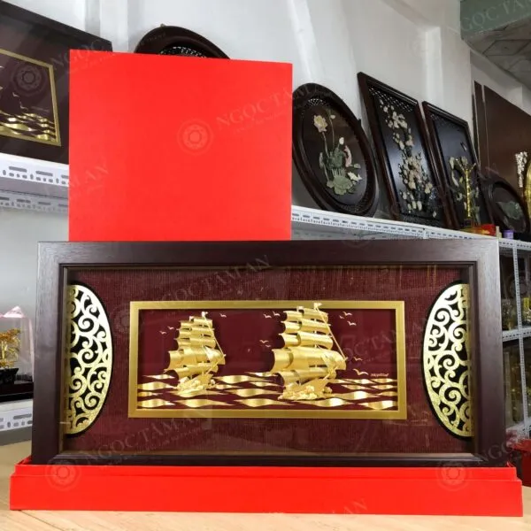 Quà tặng tranh Thuận Buồm Xuôi Gió dát vàng (nền đỏ)