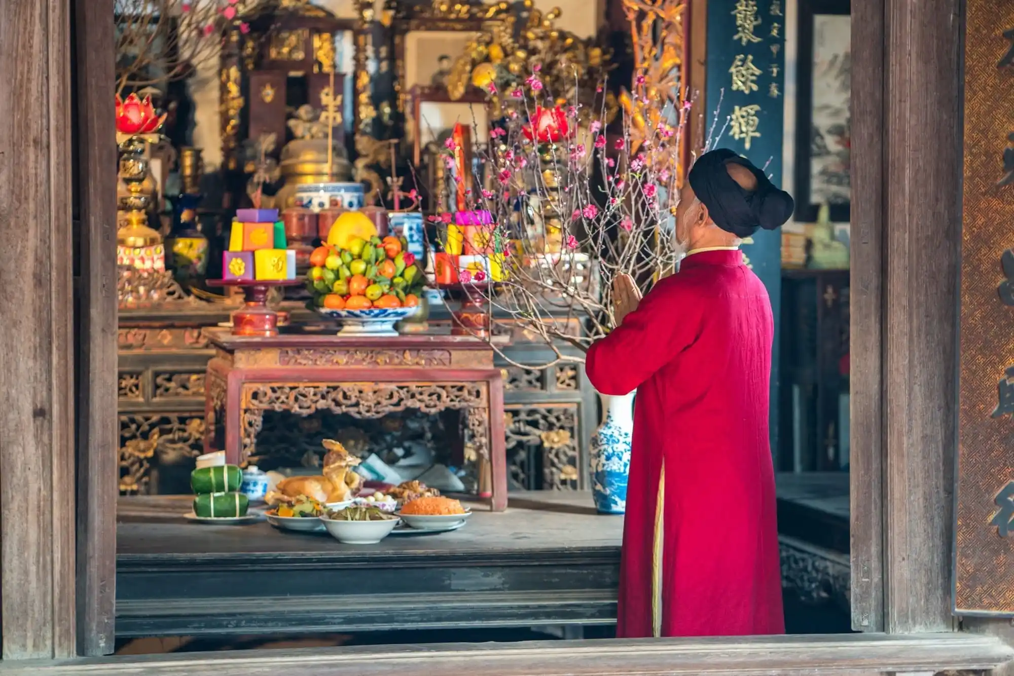 Lễ cúng được thực hiện vào đêm Giao thừa với mâm vật phẩm đầy đủ và nghi thức đọc văn khấn như lời ngỏ của gia chủ đến thần, Phật, tổ tiên.