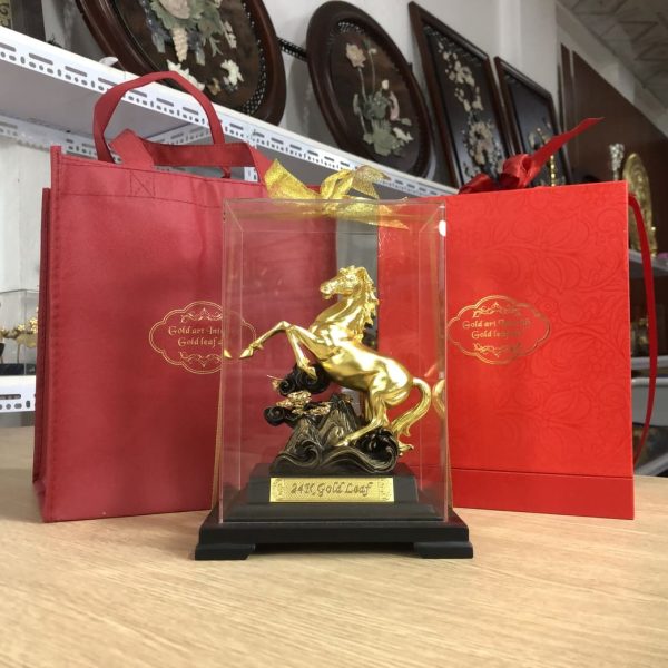 Tượng Ngựa dát vàng 24K "Mã đáo thành công"