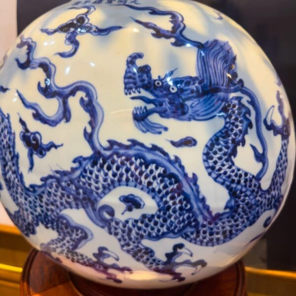 Bình gốm sứ hoa văn cổ xưa 