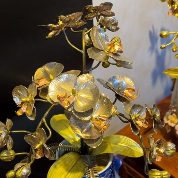 Cận cảnh chất liệu dát vàng cách hoa lan 