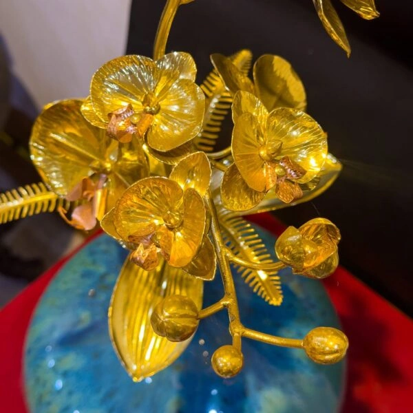 Cận cảnh hoa lan dát vàng 2 nhánh 