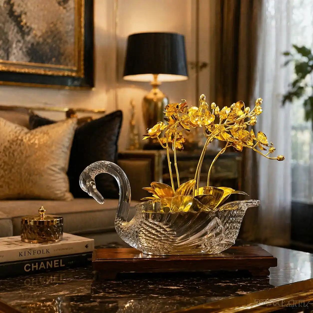 Trưng bày Bình Hoa Lan Thiên Nga dát vàng 24K ở phong khách