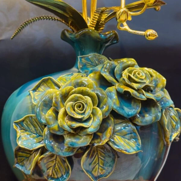 Hoa văn của bình gốm xứ đựng hoa lan dát vàng 