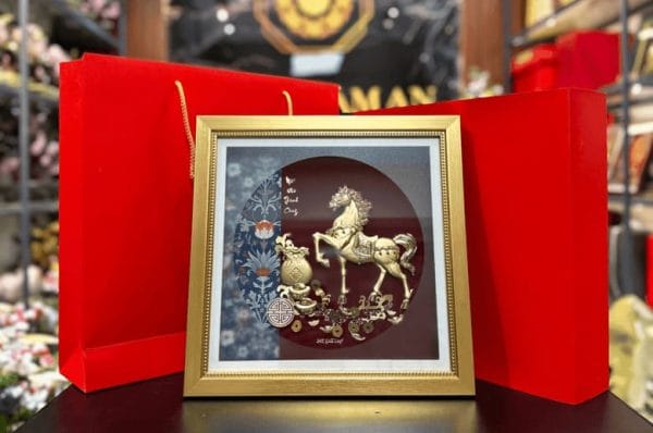 Tranh nhất mã dát vàng 24k