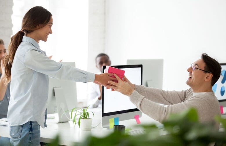 Bí quyết chọn quà tặng sếp giúp ghi điểm tuyệt đối Chọn thời điểm phù hợp để tặng quà cho sếp