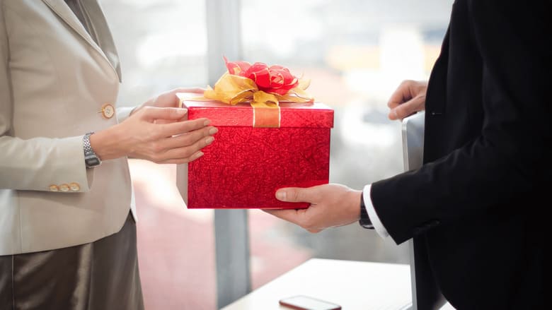 Bí quyết chọn quà tặng sếp giúp ghi điểm tuyệt đối Tặng quà theo gu và sở thích của sếp