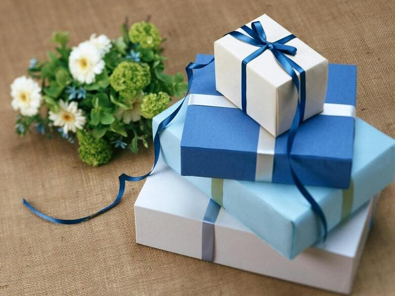 Bí quyết chọn quà tặng sếp giúp ghi điểm tuyệt đối Quà tặng nên được gói bọc cẩn thận, đẹp mắt thể hiện sự trân trọng biết ơn