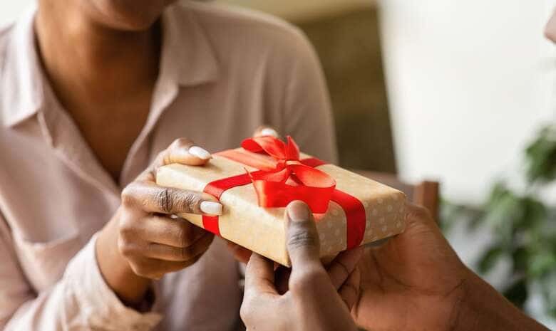 Gợi ý quà tặng sinh nhật sếp dưới 1 triệu đồng vừa đẹp vừa ý nghĩa Món quà nên được bọc chỉn chu, cẩn thận