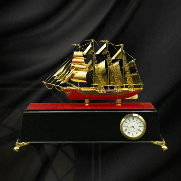 Toàn cảnh TB-DH: thuyền vàng, thân đỏ, nhung đỏ, đồng hồ Quartz viền vàng, chân đế hình rồng