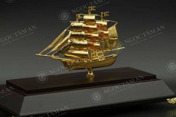 Mô hình thuyền buồm hợp mệnh