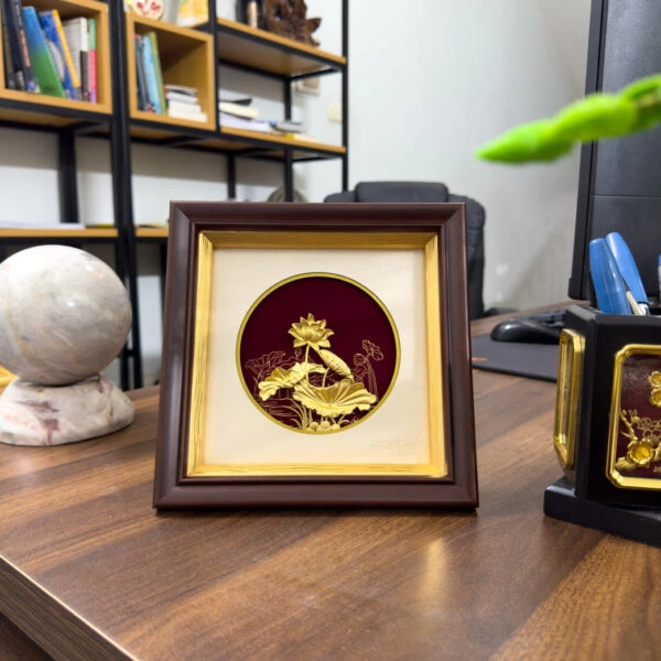 Tranh Hoa Sen Tài Lộc Dát Vàng để trên bàn làm việc giúp thu hút tài lộc