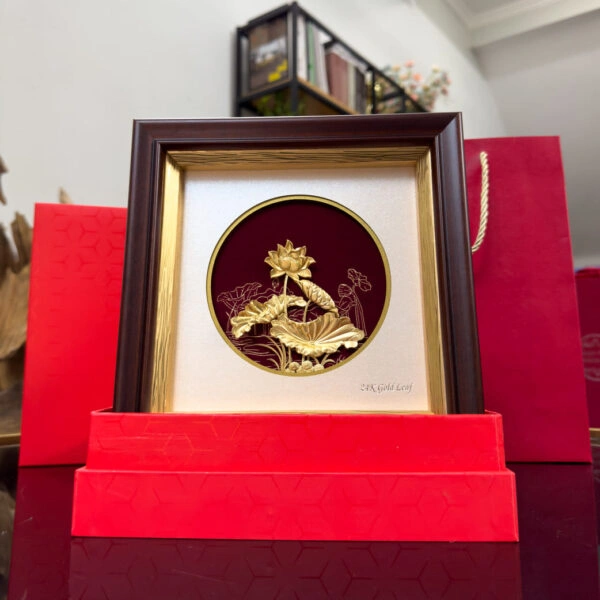 Tranh Hoa Sen Tài Lộc Dát Vàng đóng gói hộp đỏ của Ngọc Tâm An 